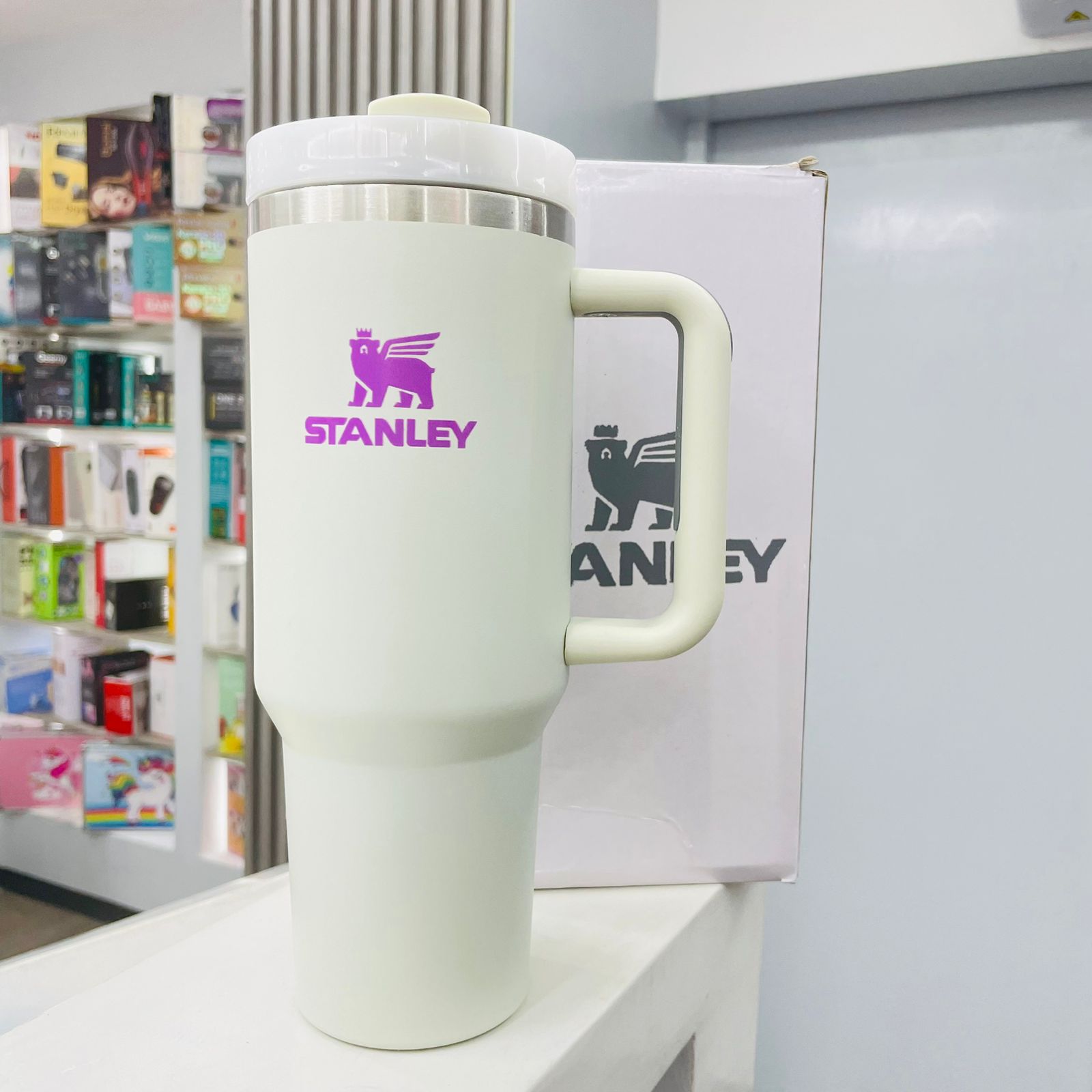 Vista 5 de TERMO STANLEY QUENCHER CREMAS - COLOR: CREMA/LILA